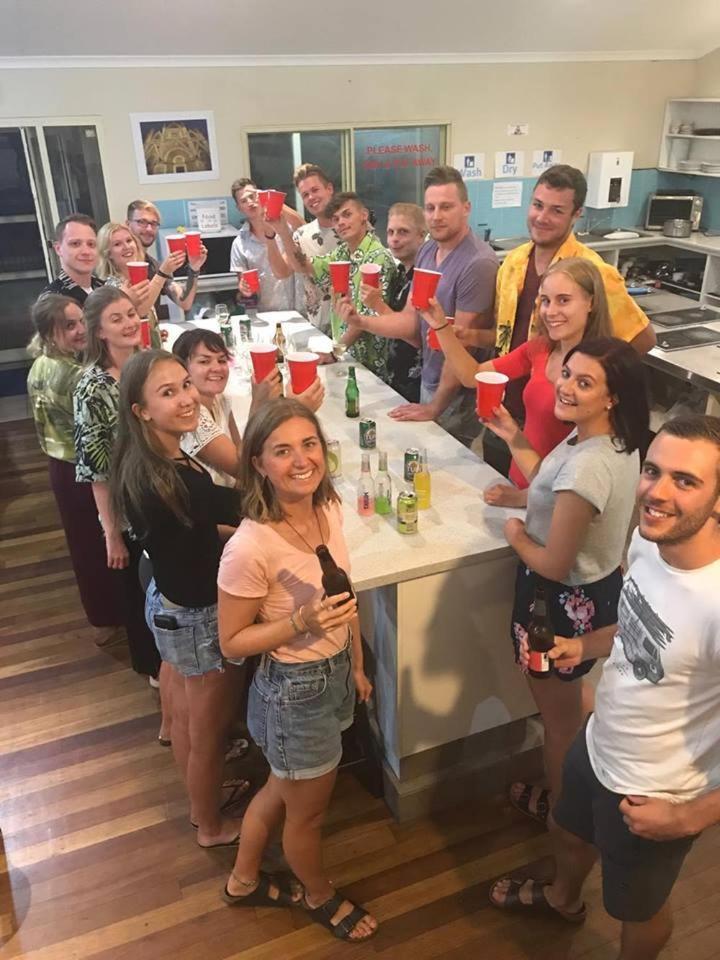 Hervey Bay Flashpackers Ostello Esterno foto